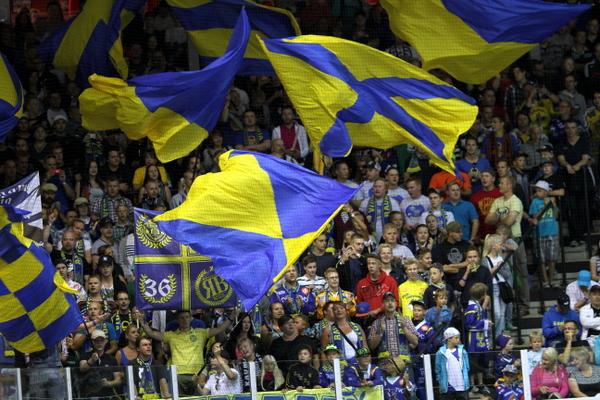 Kruununa 92-vuotias huippufani: Lukko kunniottaa komeasti seuralegendojaan