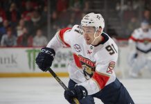 Naama kokenut kovia – NHL:n suomalaishyökkääjä naurattaa karulla kohtalollaan: ”Kaikella on hintansa”