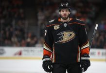 Toimittaja teki härskin huomion: Ex-pelaaja kommentoi kiekkolähetystä kotona – taustalla toisen kiekkoilijan alastonkuva